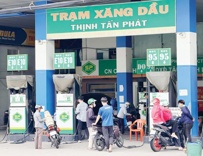 Người dân đổ xăng tại Trạm xăng dầu Thịnh Tấn Phát trên đường Nguyễn Thị Thập, phường Tân Hưng, TPHCM (ẢNH: HOÀNG HÙNG)