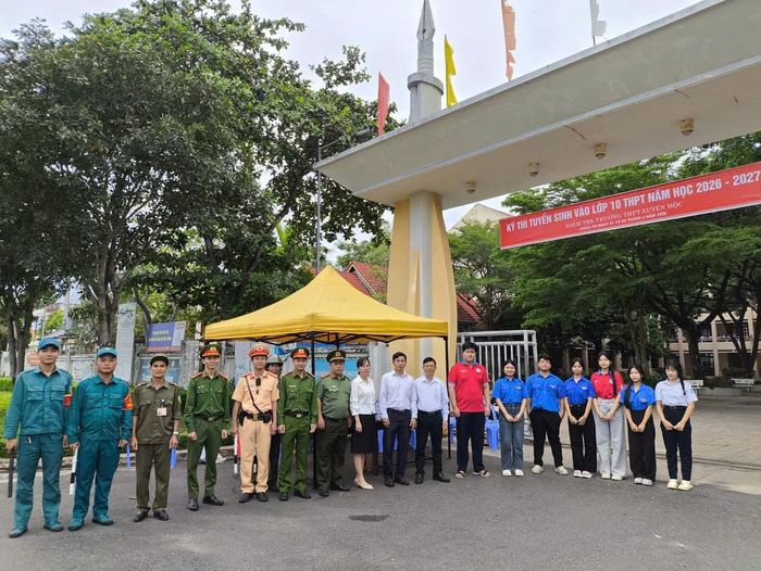  Lực lượng hỗ trợ thí sinh tại điểm thi THPT Xuyên Mộc (xã Hồ Tràm). 