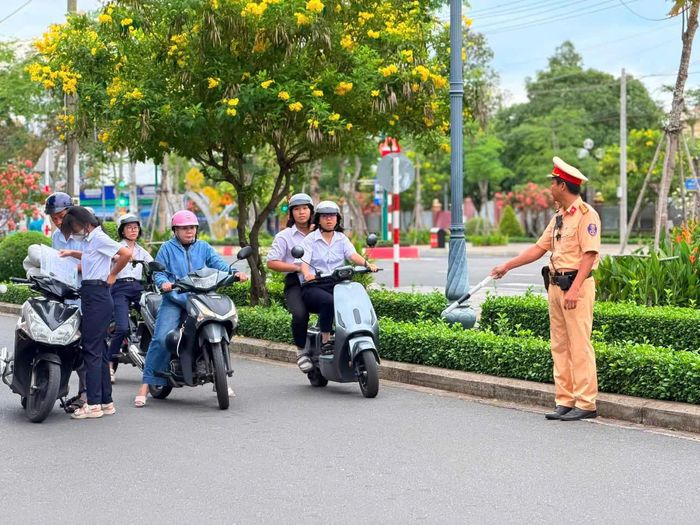  Lực lượng cảnh sát giao thông, an ninh cơ sở điều tiết giao thông ngoài khu vực thi. 