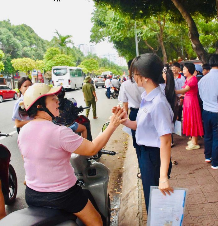  Phụ huynh động viên con trước giờ thi. 
