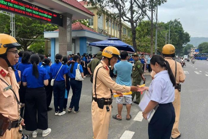 Lực lượng CSGT Công an TPHCM hỗ trợ thí sinh