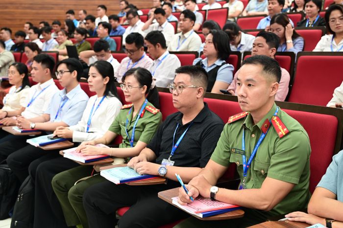  Các học viên tham dự khóa tập huấn, bồi dưỡng nâng cao kiến thức, kỹ năng cho cán bộ phụ trách công tác tham mưu chuyển đổi số, công nghệ thông tin tại các cơ quan khối Đảng và khối Mặt trận cấp thành phố, cấp xã năm 2026, ngày 4-5. Ảnh: VĂN MINH 