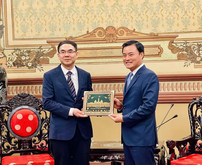  Phó Chủ tịch UBND TPHCM Bùi Xuân Cường trao quà lưu niệm đến Phó Thị trưởng TP Quảng Châu Lại Chí Hồng 