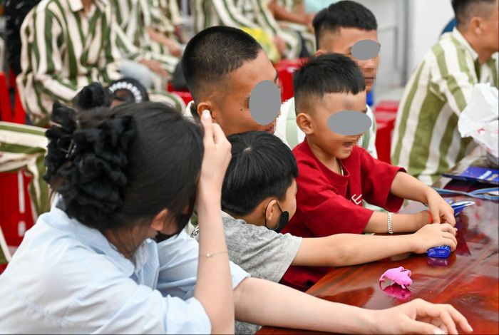Các phạm nhân được đặc xá về bên gia đình