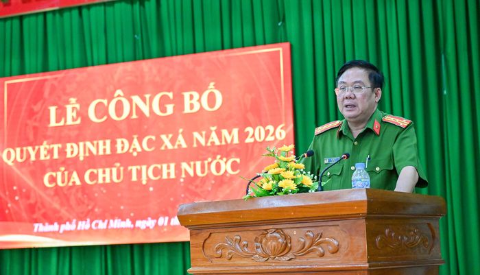 Đại tá Lê Thế Tý, Giám thị Trại giam Xuyên Mộc phát biểu tại buổi lễ