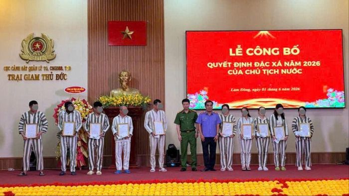 Trao giấy chứng nhận đặc xá cho các phạm nhân được đặc xá tại Trại giam Thủ Đức. Ảnh: T.H.