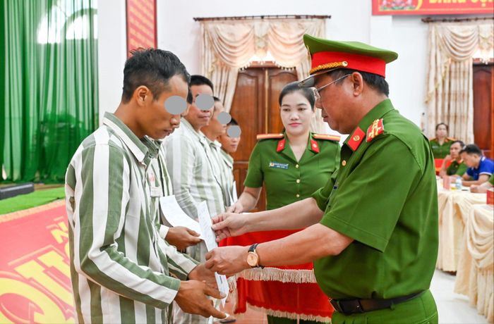 Đại tá Lê Thế Tý, Giám thị Trại giam Xuyên Mộc trao Giấy chứng nhận đặc xá cho các phạm nhân