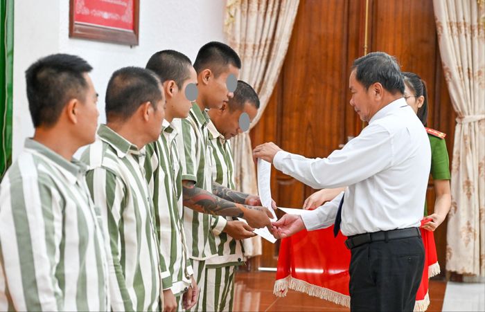 Đại diện lãnh đạo VKSND, TAND TPHCM trao Giấy chứng nhận đặc xá cho các phạm nhân