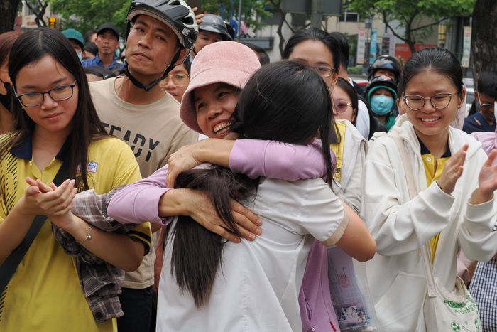  Thí sinh vui mừng trong vòng tay người thân sau khi hoàn thành bài thi môn Ngữ văn tại điểm thi Trường THPT Chuyên Lê Hồng Phong, phường Chợ Quán, trong Kỳ thi tuyển sinh vào lớp 10 THPT năm học 2026-2027. ẢNH: HOÀNG HÙNG. 