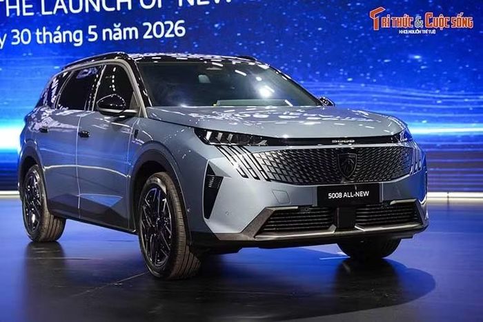 Tương tự 3008, Peugeot 5008 mới sở hữu hàng loạt công nghệ hỗ trợ người lái như camera 360 độ, kiểm soát hành trình thích ứng, hỗ trợ giữ làn đường, phanh khẩn cấp tự động, cảnh báo điểm mù và cảnh báo phương tiện cắt ngang phía sau, giúp tăng cường độ an toàn trong quá trình sử dụng hàng ngày và các hành trình dài của gia đình.