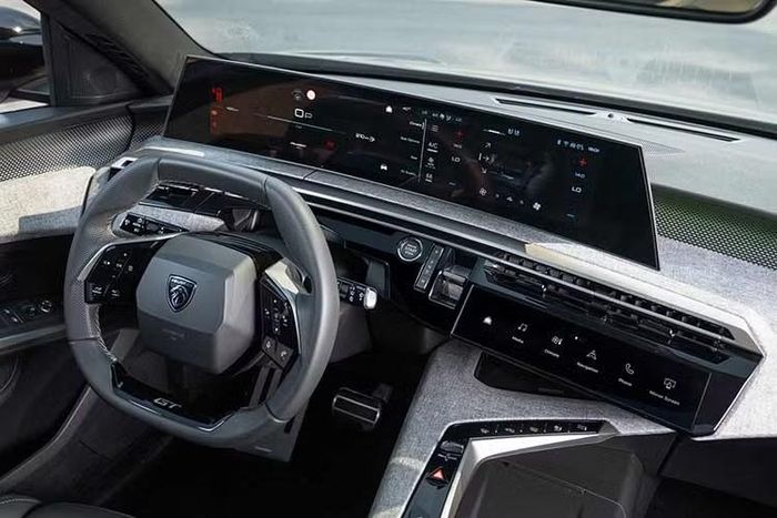 Khoang nội thất của 5008 cũng sử dụng thiết kế Panoramic i-Cockpit với màn hình cong 21 inch tương tự 3008. Xe được trang bị ghế da Nappa, ghế trước chỉnh điện tích hợp sưởi, thông gió, massage và nhớ vị trí. Hàng ghế thứ hai có chức năng sưởi, đi kèm hệ thống điều hòa tự động 3 vùng độc lập.