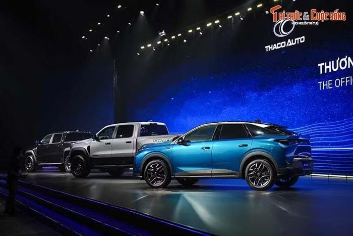 Peugeot 3008 thế hệ mới Ở thế hệ mới cho năm 2026, Peugeot 3008 thay đổi đáng kể về thiết kế với phong cách SUV coupe. Phần đầu xe nổi bật với lưới tản nhiệt đồng màu thân xe, cụm đèn Pixel LED cùng dải đèn định vị mô phỏng "móng vuốt sư tử" đặc trưng. Mẫu SUV cỡ C này sở hữu bộ mâm hợp kim 19 inch, trong khi khoang nội thất được phát triển xoay quanh hệ thống Peugeot Panoramic i-Cockpit thế hệ mới.