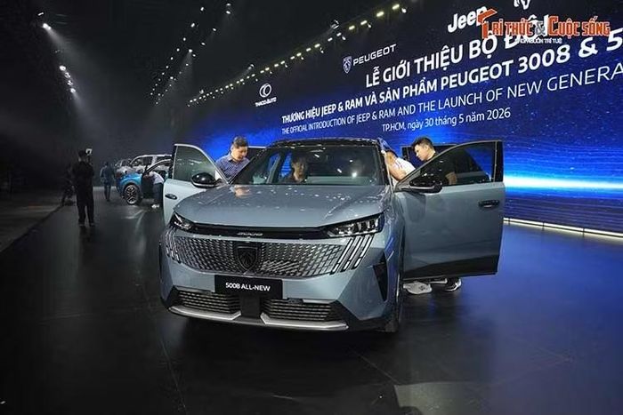 Peugeot 5008 2026 mới Bên canh 3008 thế hệ mới, Peugeot 5008 2026 tiếp tục định vị là SUV 7 chỗ dành cho khách hàng gia đình. Mẫu xe này kích thước dài x rộng x cao lần lượt là 4.790 x 1.890 x 1.690 mm và chiều dài cơ sở 2.900 mm. So với thế hệ cũ đang bán ở Việt Nam, xe dài hơn 120 mm, rộng hơn 35 mm, thấp hơn 35 mm trong khi chiều dài cơ sở tăng 20 mm.