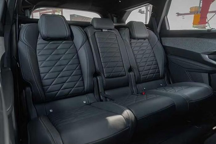 Hàng ghế thứ hai của Peugeot 5008 2026 có thể trượt và gập theo tỷ lệ 40:20:40, trong khi hàng ghế thứ ba gập theo tỷ lệ 50:50, dung tích khoang hành lý của xe có thể mở rộng lên tới 2.232 lít khi gập các hàng ghế phía sau. Xe sử dụng động cơ xăng tăng áp 1.6L Turbo PureTech, sản sinh công suất 180 mã lực và mô-men xoắn cực đại 300 Nm. Động cơ đi kèm hộp số tự động 6 cấp và hệ dẫn động cầu trước.