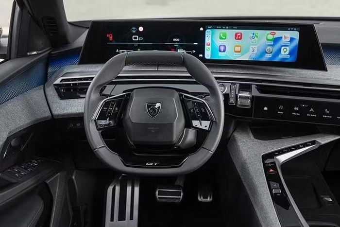 Ngoài ra, Peugeot 3008 thế hệ mới lắp ráp tại Việt Nam còn được trang bị ghế da Nappa, hệ thống âm thanh Focal Premium Hi-Fi 10 loa, cửa sổ trời toàn cảnh, đèn nội thất ambient, sạc điện thoại không dây và hệ thống lọc không khí AQS.