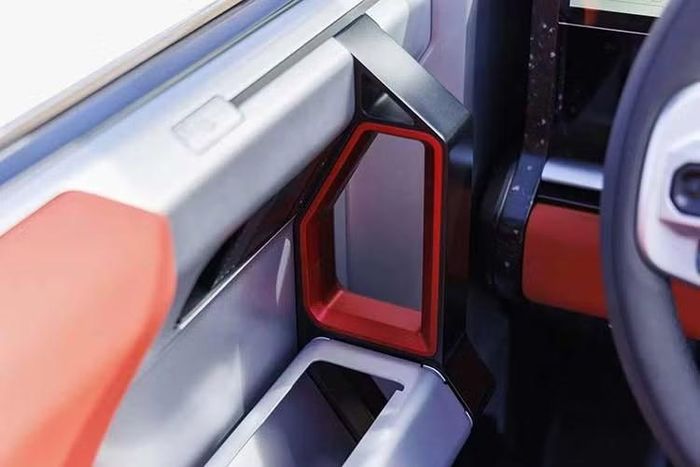 GMC nhiều khả năng sẽ tiếp tục duy trì những công nghệ đã làm nên tên tuổi của HUMMER EV như hệ thống đánh lái bốn bánh, chế độ CrabWalk cho phép xe di chuyển chéo, hệ thống treo khí nén nâng gầm và các chế độ lái địa hình chuyên biệt. Đặc biệt, thế hệ HUMMER EV 2026 vừa được GMC nâng cấp với tính năng King Crab hoàn toàn mới, cho phép bánh sau đánh lái với góc lớn hơn đáng kể nhằm tăng khả năng xoay trở trên địa hình kỹ thuật.