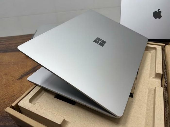 Điều này tạo nên nghịch lý lớn khi chính Microsoft đặt ra tiêu chuẩn phần cứng cho AI PC nhưng lại bán ra thiết bị không đáp ứng đầy đủ xu hướng mà hãng đang thúc đẩy, khiến nhiều người cho rằng Surface đang “lạc hậu ngay từ khi ra mắt”.