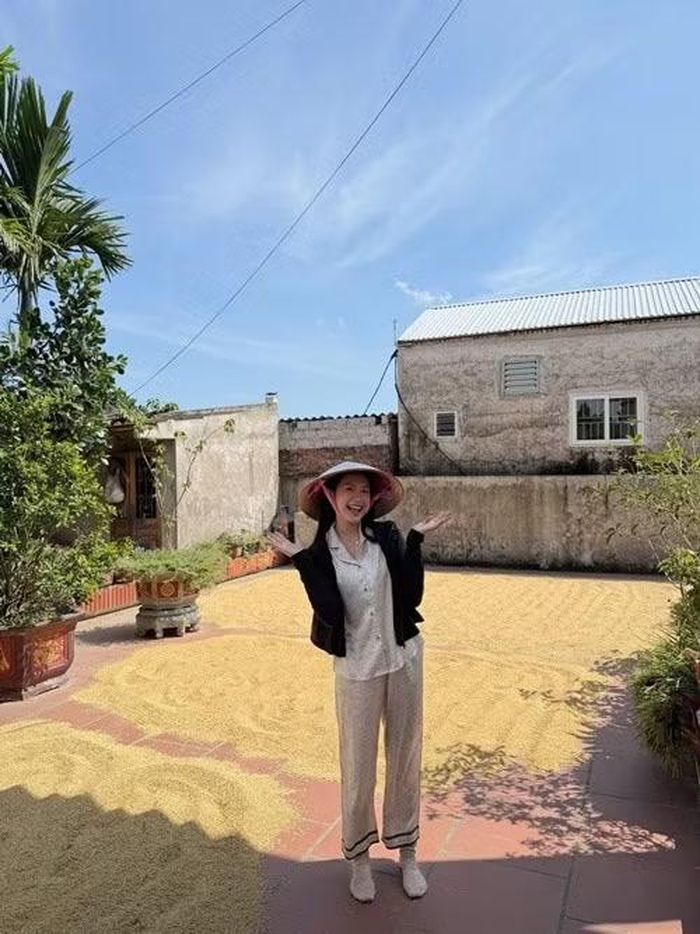 Trong chuyến về quê gần đây, Doãn Hải My gây chú ý với phong cách giản dị. Cô hài hước chia sẻ dòng trạng thái: "Giao diện của tui khi ở quê", thu hút nhiều bình luận từ người theo dõi.