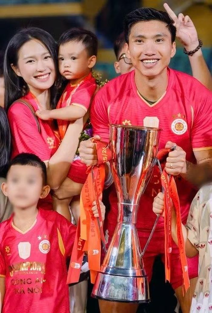 Gia đình nhỏ của Đoàn Văn Hậu lưu lại những khoảnh khắc đáng nhớ bên chiếc cúp vô địch V.League 2025/26.