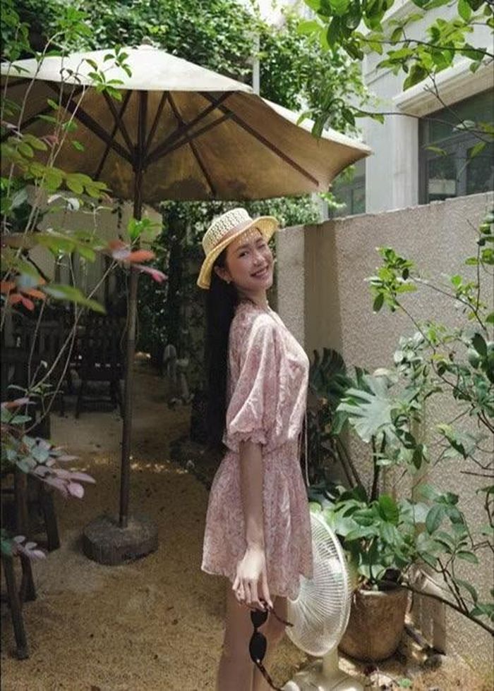 Phong cách thời trang nữ tính tiếp tục là dấu ấn quen thuộc của bà xã Đoàn Văn Hậu. Mỗi lần đăng tải hình ảnh mới, cô đều nhận được nhiều lời khen từ người theo dõi.