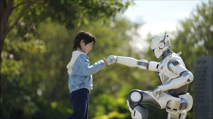 Theo ENGINEAI, lô robot hình người T800 đầu tiên đã chính thức rời dây chuyền sản xuất, mở màn cho kế hoạch mở rộng sản lượng robot công nghiệp trong bối cảnh Trung Quốc đang đẩy mạnh đầu tư vào trí tuệ nhân tạo và công nghệ tự động hóa thế hệ mới.