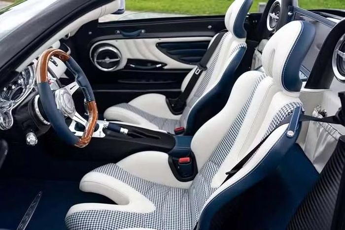 Thời điểm đó, xe được sơn màu bạc mờ kết hợp với các chi tiết sợi carbon bên ngoài, biến chiếc xe trở thành một trong những chiếc Zonda ấn tượng nhất từng được nghĩ ra.