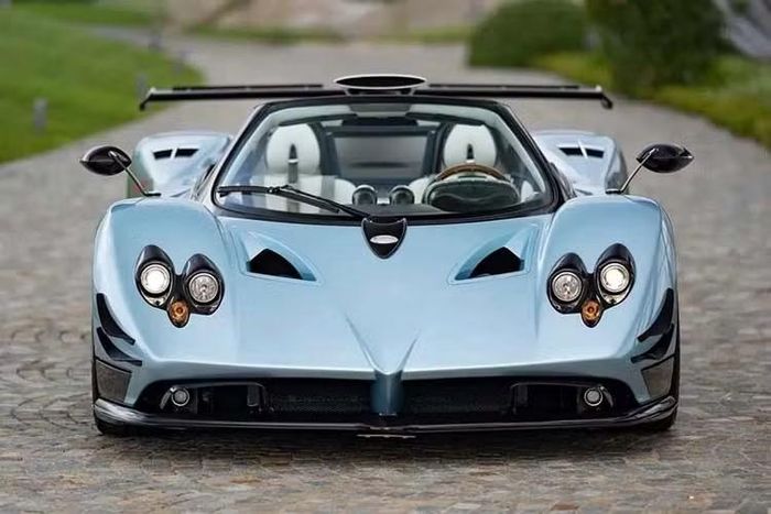 Đây là khối động cơ tùy chọn mã 7.4b của Pagani, cỗ máy V12 7.3L hút khí tự nhiên tiêu chuẩn, được thiết kế tối ưu hóa lực mô-men xoắn lớn hơn. Tất cả đã làm lên một chiếc Pagani Roadster S Zonda Cervino tuyệt đẹp.