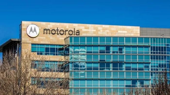 Một cái tên khác khiến nhiều người bất ngờ là Motorola, thương hiệu điện thoại từng gắn liền với thời kỳ hoàng kim của các mẫu máy nắp gập, hiện nay mảng Motorola Mobility đã thuộc sở hữu của Lenovo sau khi được Google bán lại vào năm 2014, dù trụ sở thương hiệu này vẫn đặt tại Mỹ.