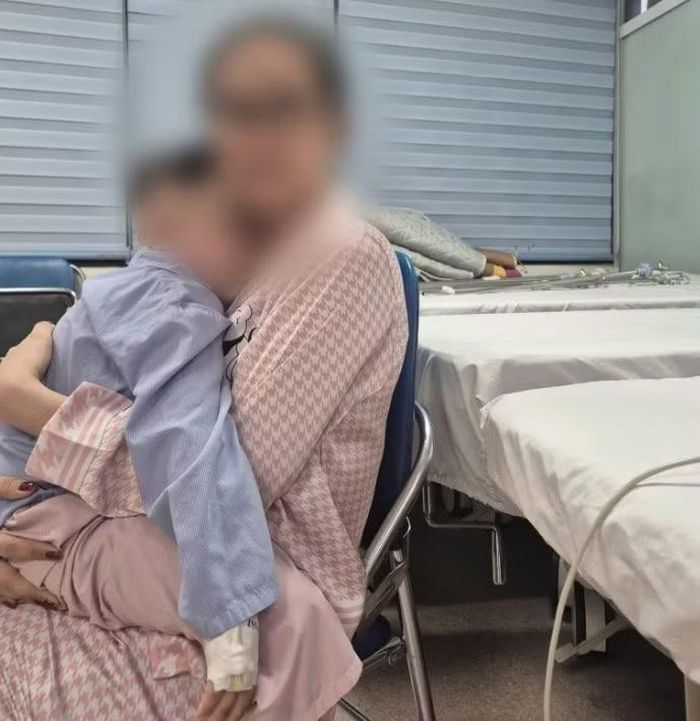 Người thân bệnh nhi không giấu được xúc động khi ca mổ thành công - Ảnh BSCC