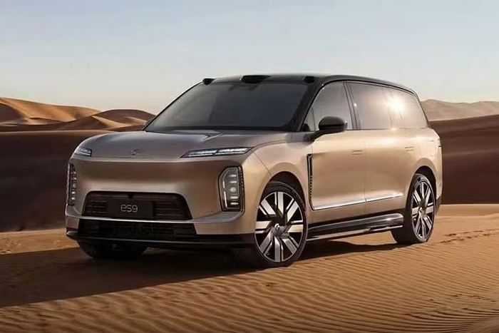 So với những mẫu SUV hạng sang cỡ lớn đến từ Đức như BMW X7 hay Mercedes-Benz GLS, Nio ES9 chạy điện rẻ hơn rất nhiều. Đây cũng là câu trả lời của Nio tới nhiều mẫu xe đồng hương như Lynk & Co 900 mới ra mắt.