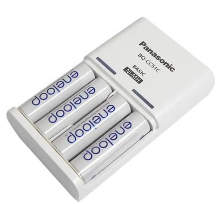 Nhắc đến pin sạc AA và AAA, Eneloop luôn là cái tên nổi bật nhất trên thị trường khi sở hữu độ bền cao, khả năng giữ điện ấn tượng và mức độ ổn định được đánh giá hàng đầu, đặc biệt phù hợp với các thiết bị yêu cầu nguồn điện ổn định như máy ảnh, đèn flash hoặc các thiết bị điện tử chuyên dụng.