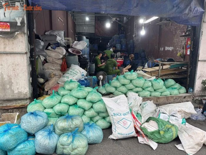 Hóa chất đựng trong các can nhựa các đối tượng gọi là nước kẹo để giá ngắn, tăng trọng lượng