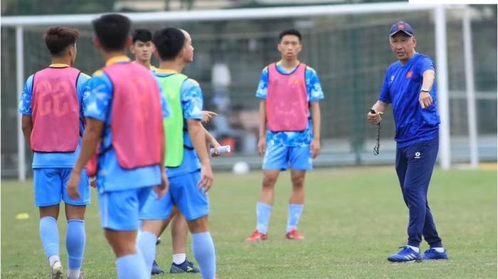 Phát biểu trước truyền thông, HLV Yutaka Ikeuchi chia sẻ: “Chúng tôi rất vui khi các cầu thủ trẻ có cơ hội thi đấu tại giải đấu này. U19 Việt Nam sẽ cố gắng hết sức và thi đấu từng trận như một trận chung kết”. Ảnh: VFF.