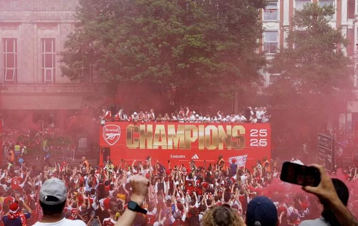 Đoàn xe mang dòng chữ “Champions 25-26” tiến chậm giữa rừng người hâm mộ. Arsenal kết thúc mùa giải với 85 điểm, hơn đội á quân Man City 7 điểm.