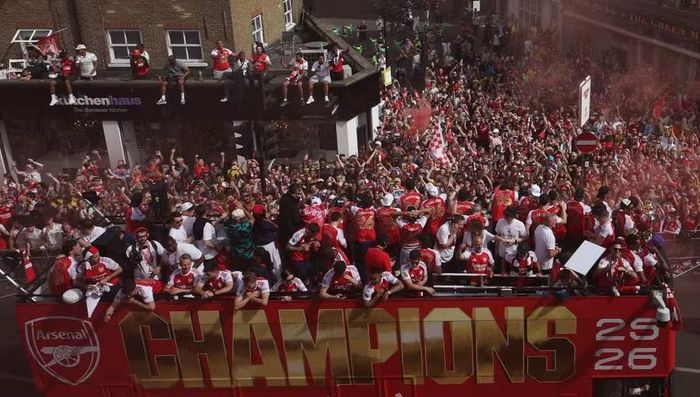 Các cầu thủ Arsenal đứng kín trên xe buýt mui trần, liên tục vẫy chào người hâm mộ hai bên đường. Chức vô địch đến sau 3 mùa liên tiếp “Pháo thủ” phải chấp nhận vị trí Á quân.