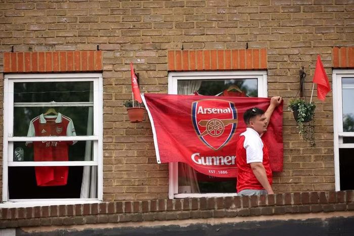 Một CĐV treo lá cờ Arsenal bên ngoài ngôi nhà của mình. Không chỉ các trục đường chính, nhiều góc nhỏ tại Bắc London cũng được phủ sắc đỏ-trắng trong ngày hội lớn.