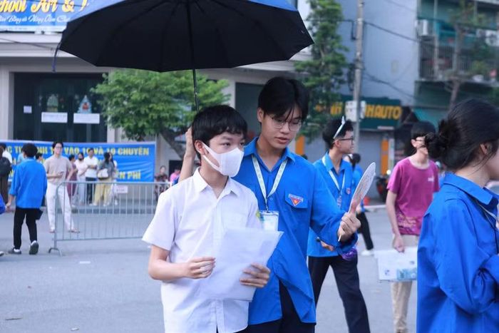 Tình nguyện viên cũng lưu ý các thí sinh về những vật dụng được phép và không được phép mang vào phòng thi.