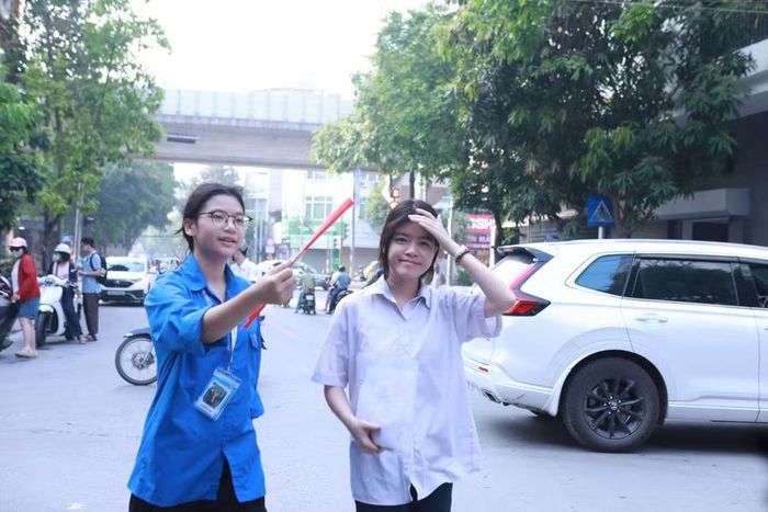 Các thí sinh được đón tiếp ngay từ cổng.