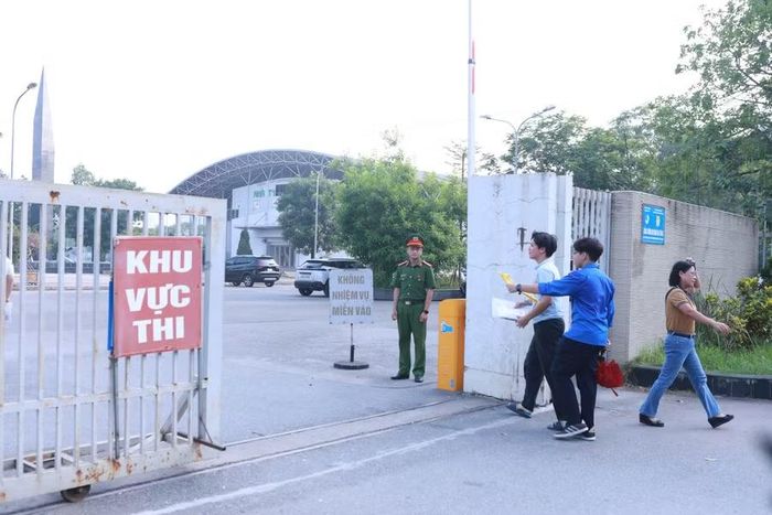 Lực lượng Công an cũng có mặt từ sớm để làm nhiệm vụ.