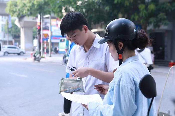 Mẹ và con cùng soát lại các đồ dùng cần thiết trước khi vào phòng thi.