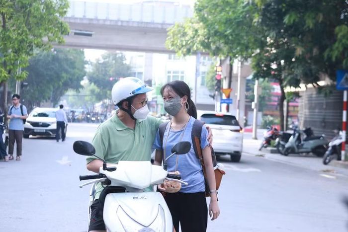 Bố truyền động lực và động viên con gái thi tốt.