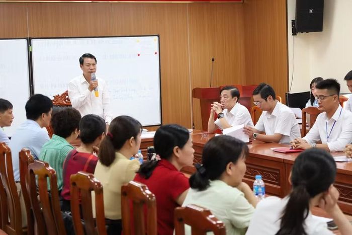 Ông Nguyễn Khắc Hiếu động viên cán bộ làm thi tại Hội đồng coi thi Trường THPT Trần Phú.