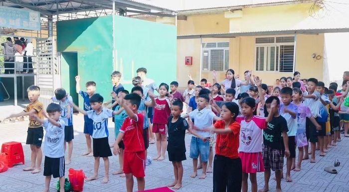 Lớp dạy bơi miễn phí của Đoàn xã Mai Phụ phối hợp cùng chi đoàn Công an xã và Trường Tiểu học Thạch Châu (xã Mai Phụ).
