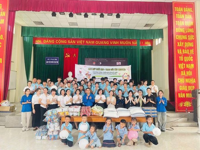 Những phần quà ý nghĩa đến với các em thiếu nhi tại Làng trẻ em mồ côi Hà Tĩnh.