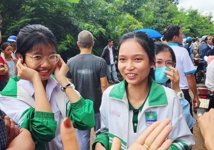 Bảo Trân và nhóm bạn phấn khởi sau khi kết thúc bài thi môn Ngữ văn. (Ảnh: Thành Tâm)