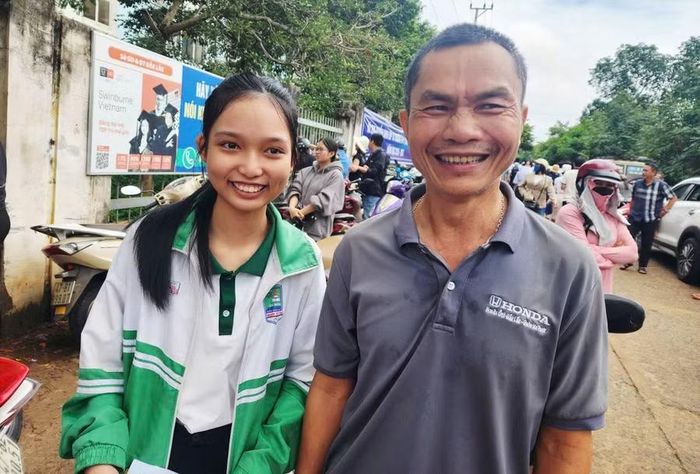 Thầy Hồ Sỹ Lý, giáo viên Ngữ văn, Trường THCS Nguyễn Tất Thành (xã Quảng Phú) đánh giá đề thi Ngữ văn hay, có tính phân hóa sâu. (Ảnh: Thành Tâm)