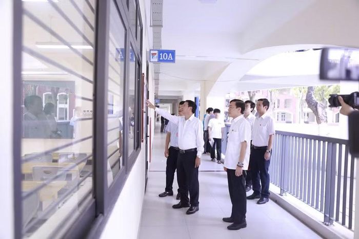 Lãnh đạo tỉnh và Sở GD&amp;ĐT Phú Thọ kiểm tra công tác tổ chức thi, động viên thí sinh tại Trường THPT Trần Phú.