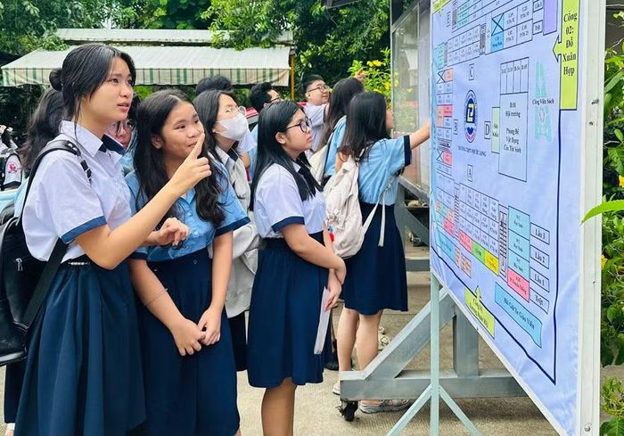Thí sinh tại điểm thi Trường THPT Phước Long (phường Phước Long) xem thông tin về phòng thi.
