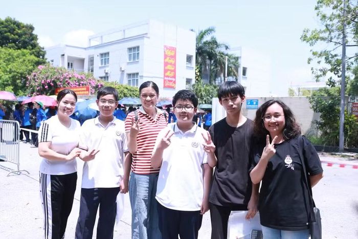 Các thí sinh luôn nhận được sự động viên tinh thần từ gia đình, cha mẹ trong suốt kỳ thi.