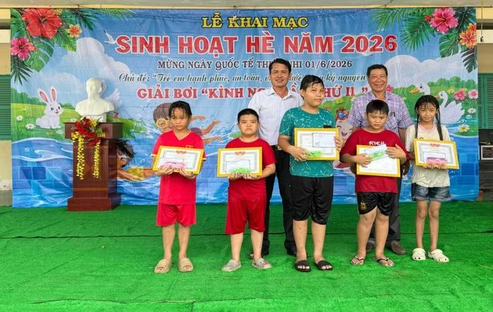Các "Kình ngư nhí" đạt giải Nhất, Nhì, Ba nhận khen thưởng.